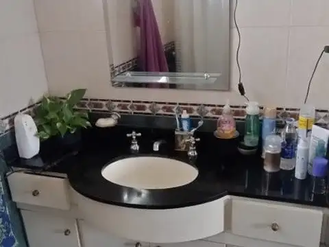 DEPARTAMENTO TIPO CASA EN PLANTA ALTA DE 4 AMBIENTES MAS GALPON EN PLANTA BAJA.