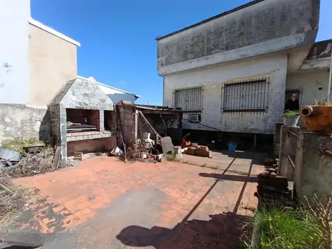 Importante Esquina Sobre Lote Propio Casa Mas Galpon Munro