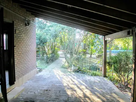 CASA EN VENTA EN FRANCISCO ALVAREZ CON PILETA