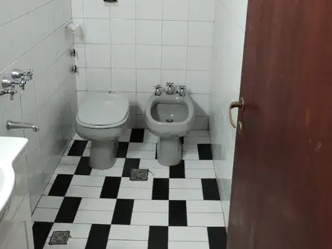 Casa en Alquiler con 3 cocheras