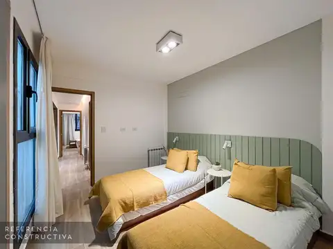 Venta departamento tipo duplex de cuatro dormitorios con balcón, cochera y patio. Rosario, Abasto