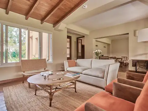 Casa en Alquiler con 3 cocheras