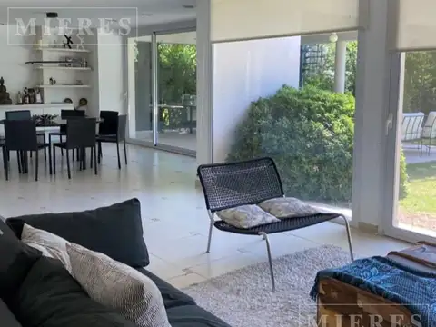 Casa 9 ambientes con 4 baños