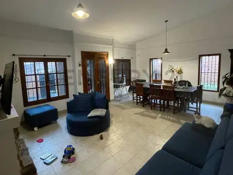 Uruguay 748 , Piso 0