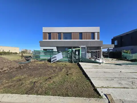 CASA 5 AMBIENTES EN VENTA HUDSON SEBASTIAN GABOTO