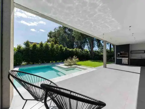 Casa en Venta con 6 cocheras