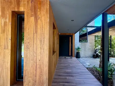 Casa en Venta con 4 cocheras