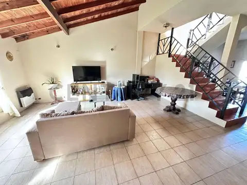 HERMOSA CASA 2 PISO 4 DORMITORIOS EN VILLA DE MAYO - APTA CRÉDITO