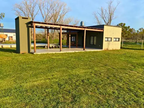 Juana M. Torino, entre F. de Magallanes y Benito Perez Gallo