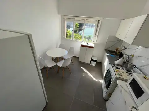 VENTA: Casa en planta alta de dos dormitorios con patio. Zona Parque, Rosario