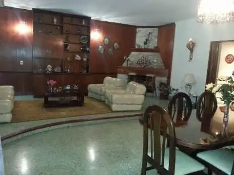 IMPORTANTE CASA EN ZONA VILLA CLUB