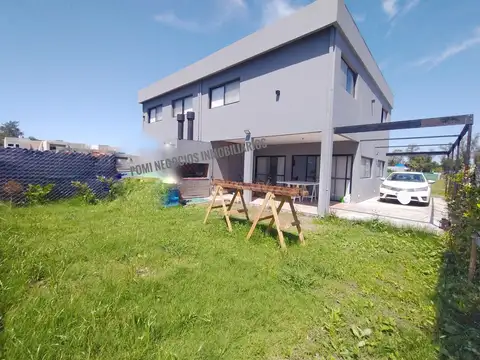 Casa en Venta con 2 cocheras