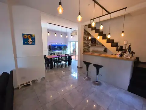 Luminosa Casa en Esquina con Terraza Ambientada y Parrilla