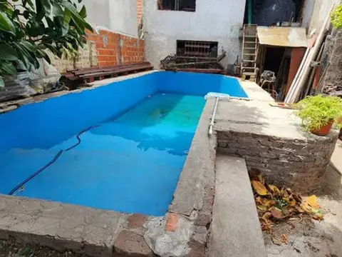 gran oportunidad lote con casa y pileta a reciclar