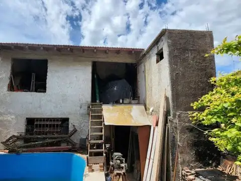 gran oportunidad lote con casa y pileta a reciclar