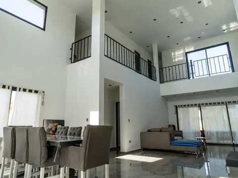 Casa en Venta con 2 cocheras