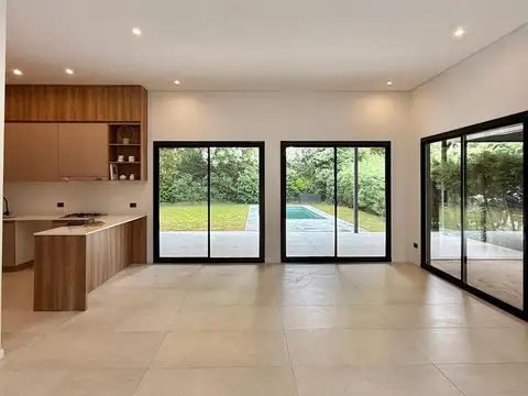 Casa en Venta con 3 cocheras