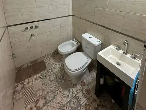 Casa 4 ambientes con 2 baños