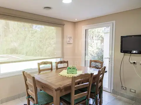 Casa en Alquiler con 2 cocheras