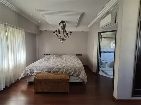 Casa en Venta con 4 cocheras