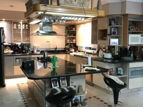 Casa 6 ambientes con 4 baños