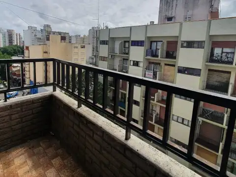 DEPARTAMENTO DE 3 AMB EXTERNO CON BALCÓN