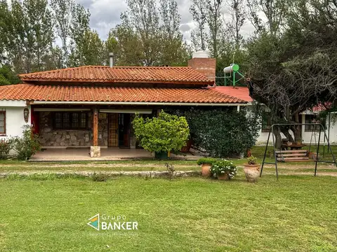 6 dormitorios, patio enorme y pileta en Villa de las Rosas!