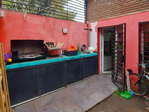 Departamento de pasillo Duplex de 1 dormitorio con patio y parrilla