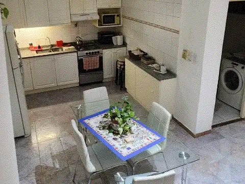 Muy buen Ph en duplex ubicado en 1° piso 2 dormitorios con patio, sin expensas 