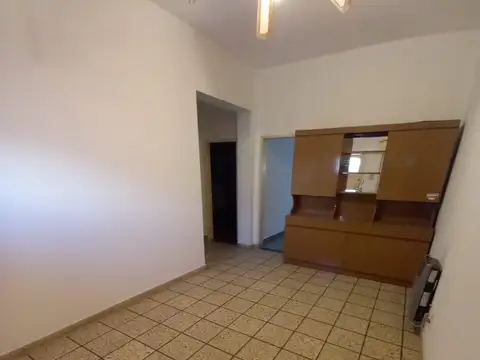 Casa de 3 ambientes con amplio jardin y galpon al fondo