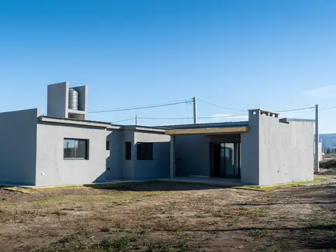 Casa 6 ambientes con 2 baños