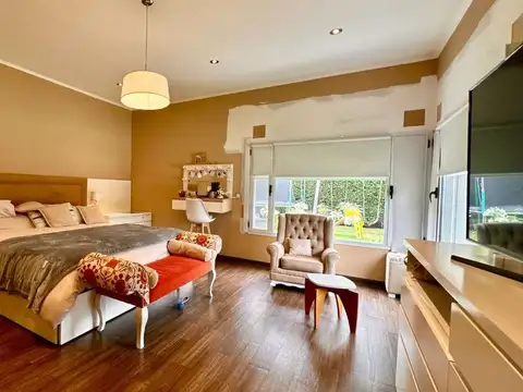 Casa en Alquiler con 3 cocheras