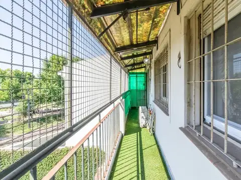 Dpto piso de 4 amb. Terraza propia. Potencial para reciclar. 180 m2 totales.