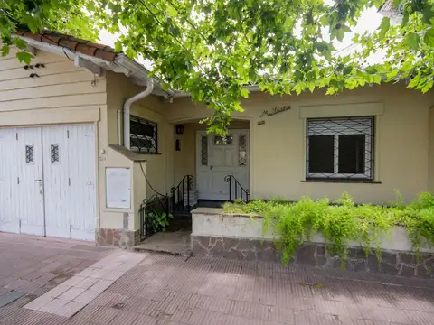 Casa de 3 ambientes con cochera en venta en Martinez