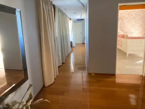 VENTA DE CASA 7 AMBIENTES EN RAMOS MEJIA SUR, CON PISCINA Y COCHERA, TOMA PROPIEDAD DE MENOR VALOR!