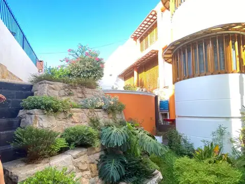 Casa en Venta con 3 cocheras