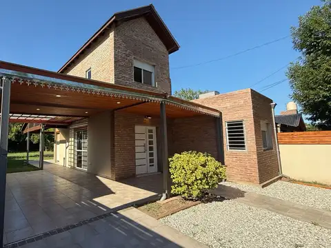 Casa 3 dormitorios, pileta, cochera y jardín - Funes - Permuta - Financiación