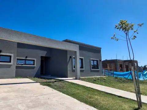 CASA EN VENTA EN B° SANTA SOFIA - PILAR DEL ESTE