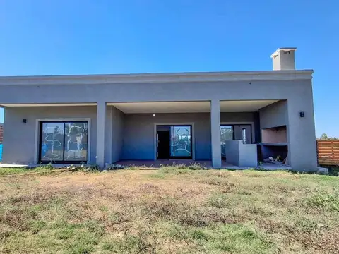 B° C° Santa Sofía, Pilar del Este, Pilar 100