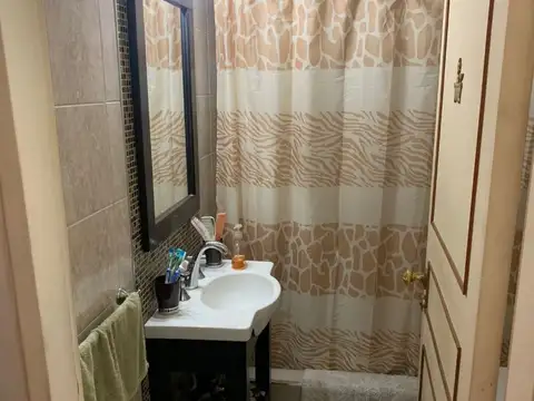 *PROPIEDAD MULTIFAMILIAR SOBRE LOTE DE 8,66 X 19,36 *COMPUESTA POR UNA CASA DE 3 AMB. CON PATIO