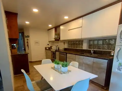 Casa 8 ambientes con 3 baños