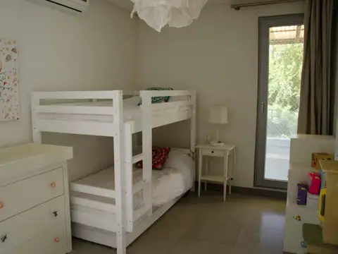 Casa en Alquiler con 4 cocheras