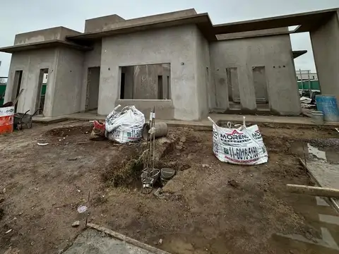 Casa 4 ambientes con 2 baños