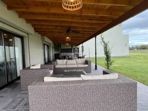 Casa 4 ambientes con 5 baños