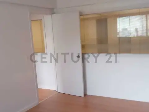 Semipiso de Oficinas con cochera, ideal despachantes.