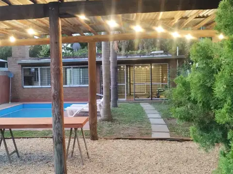 Venta casa de 1 dormitorio, pileta y cochera
