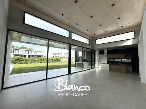 Casa 6 ambientes con 5 baños