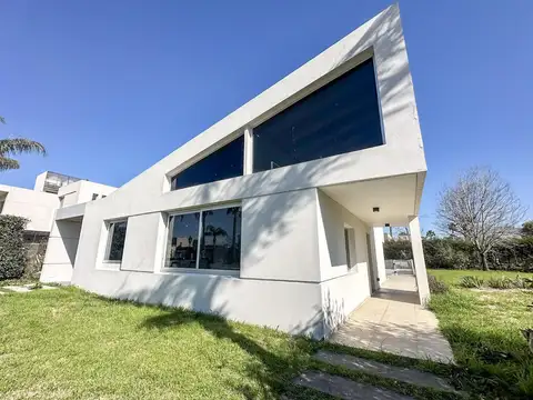 Casa en venta de 3 dormitorios en Miraflores Funes Hills