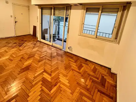 Excelente monoambiente con balcón en alquiler.