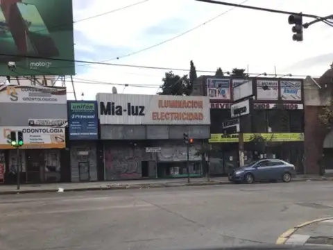 Local de dos plantas en Quilmes Centro!